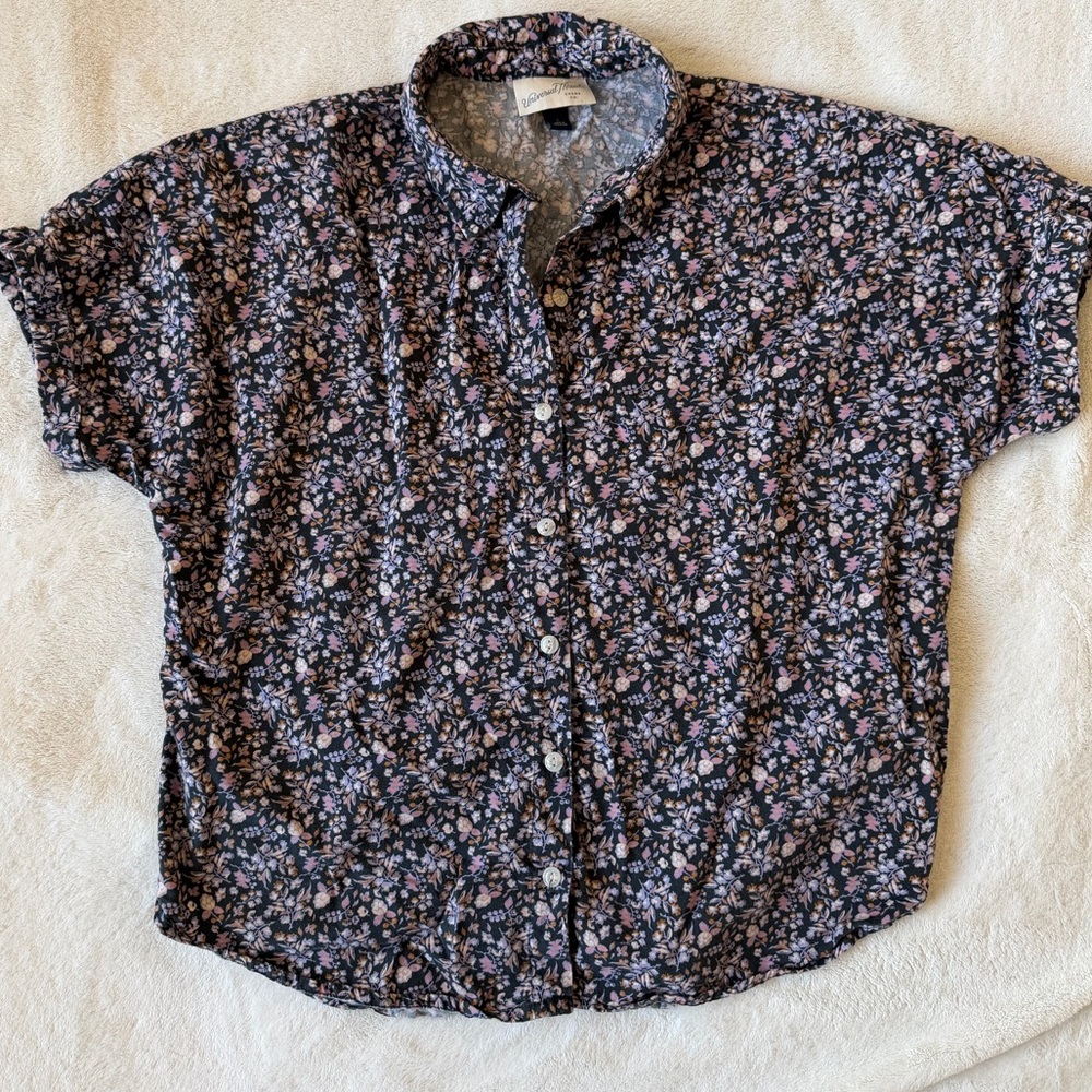 Universal Thread Black Floral Button-Up Shirt